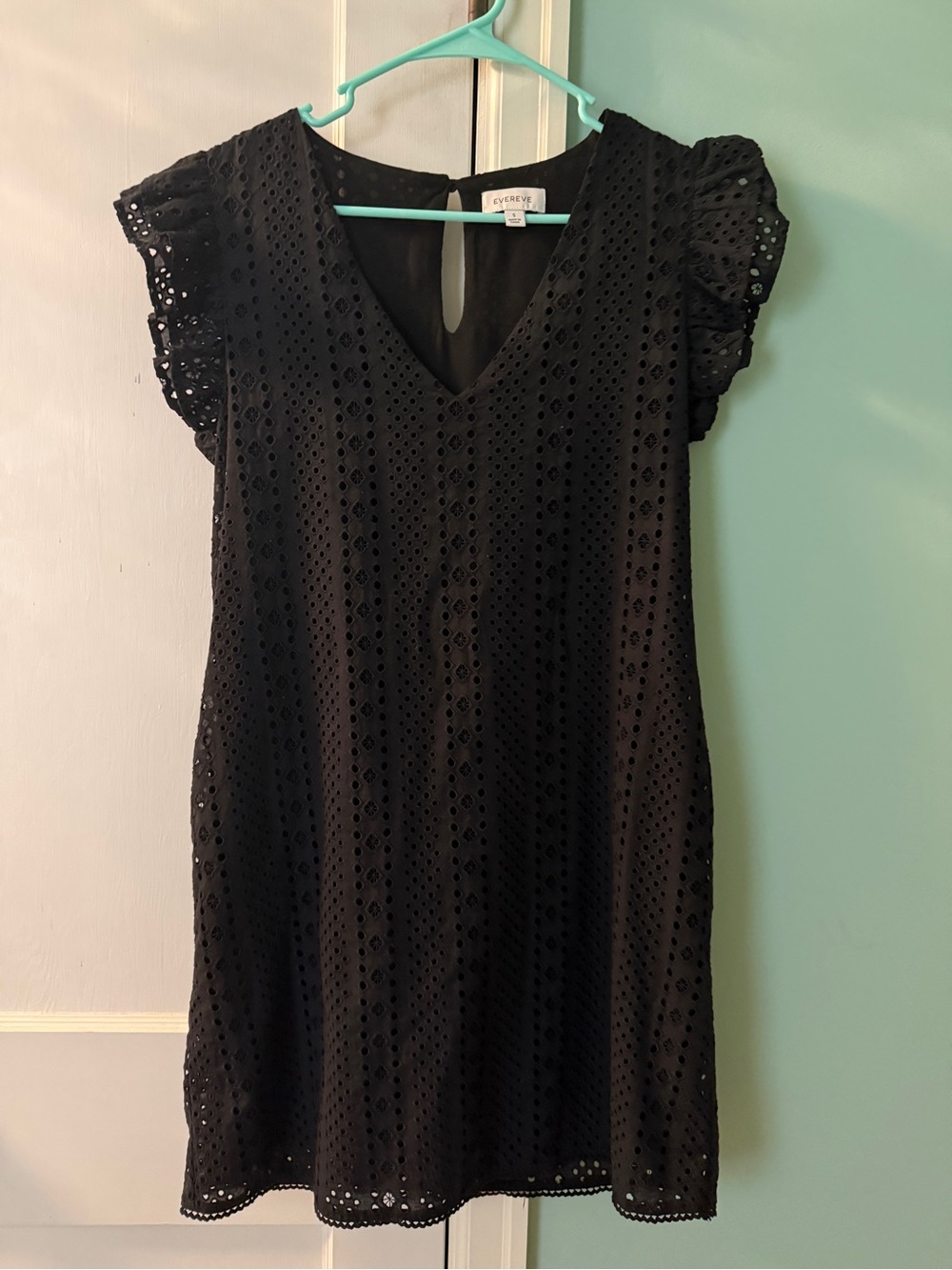 Evereve Black Eyelet V-Neck Shift Dress